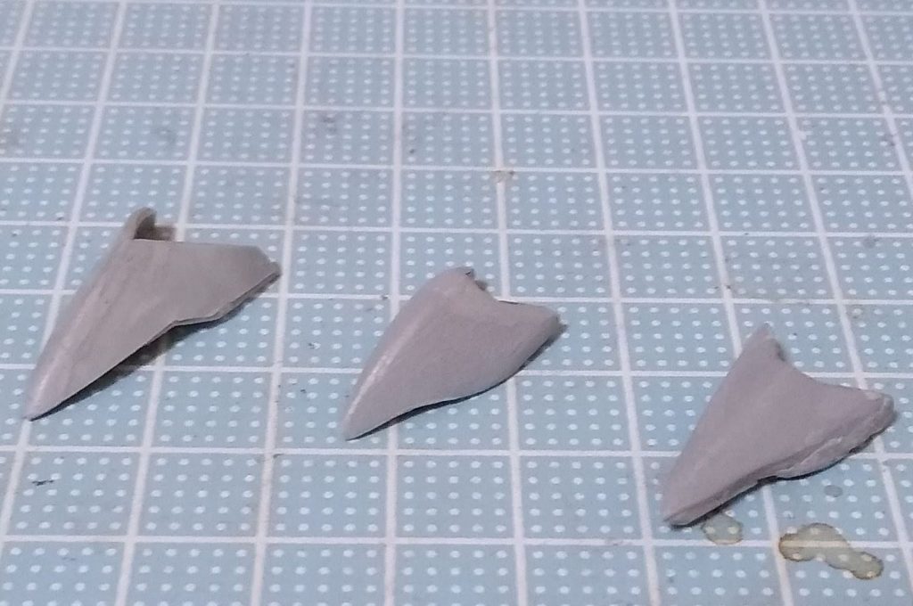 胸中央の装甲右から試作順にプラ板+パテ、何かのパーツの削りだし、プラ板で自作。0.5mmプラ板を隙間をあけて重ねてなんとか三次曲面に見えるようにがんばりました。