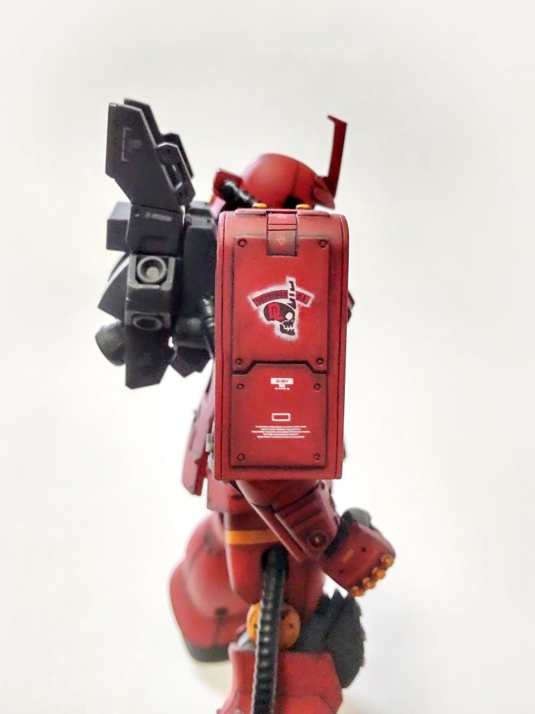 リビングデッド師団の生き残りを表す「SURVIVOR D.L.」のガンダムデカールは小さめで色が黒(漫画では大きめで白)なのでなじませるためにプラ板で装甲を追加し、縁取りになるように下に白で塗装してからその上に貼りました。