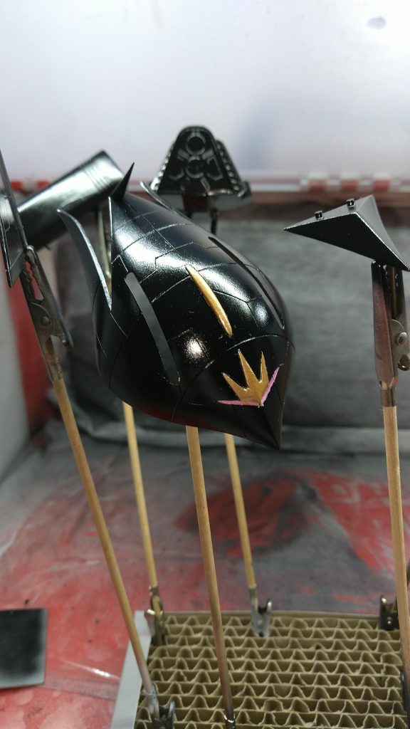 下地はアクリジョンのブラックです。黒色も、カブトムシみたいで格好良い。エンブレム?は筆塗りをしたのですが、塗った後で見本では、ピンクの所がゴールドで、ゴールドの所がピンクと色が逆だった事に気付きましたが、修正が面倒なので、ゴールド部分にピンクゴールドを重ね塗りしました。