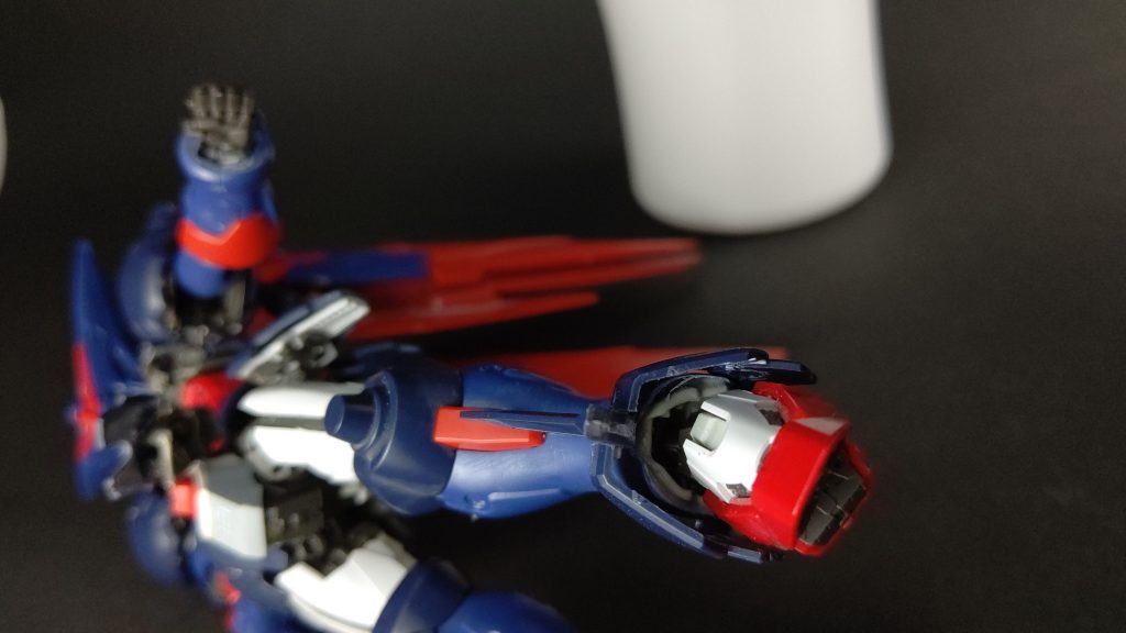 足の甲の突起は可動範囲を広げる為にアンクルガードに移設しました。アンクルガードはゴッドガンダムと同じ取り付け方で足首付近の外装を裏打ちして削りました。