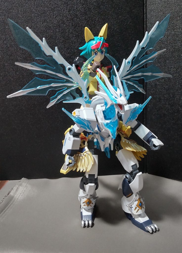 ダイバーナミなど体のスリムなタイプの美少女フィギュアはドラゴンの背中のパーツに跨げます。