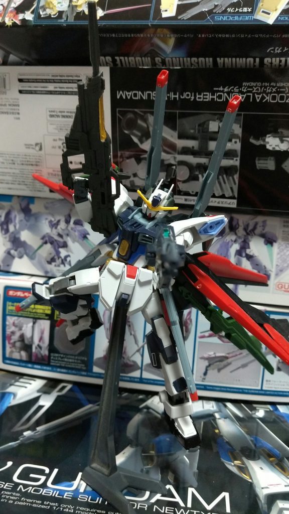ガンダム・トリスティティア型式番号:RFTZ-0039全高:17.65m(装備によって変わる)重量:57.86t(装備によって変わる)出力:47.53kW(装備によって変わる)推力:358.000kg(装備によって変わる)センサー有効半径:78.800m装甲素材:ガンダリウム合金セラミック複合材機体解説:ガンダム・リベラティオの後継機として開発された機体。リベラティオよりもセンサー系の強化と機体本体の武装追加をメインに換装機能を引き継ぐ事になった。本体の武装はクスィフィアス3レール砲、カリドゥス複相ビーム砲、高エネルギービームライフル、ビームスナイパーライフル。