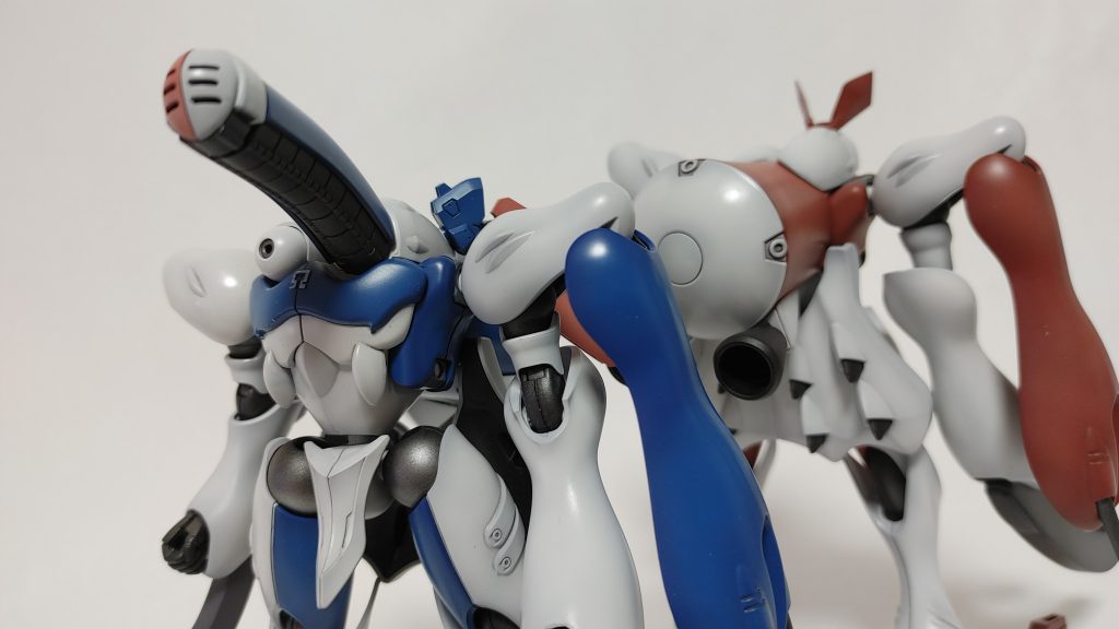 字幕の青い方！リオちゃんイメージのディキトゥス！ツインテールをイメージした追加スラスターとピンクに塗り分けられたフェイスパーツがディキトゥスの魅力を引き立たせています！(伸びた頭部がよく似合う！)