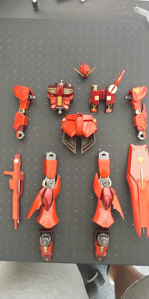 フレーム　EXブラック→スターブライトアイアン外装白　EXブラック→EXシルバー→プレミアムレッド+EXホワイト+EXクリアーを重ね塗り外装黒　EXブラック→EXゴールド→プレミアムレッド+クリアーブラックを重ね塗り外装黄色　EXブラック→EXゴールド外装内側にブラックを残して少しでもメカ感を出せるようにしました