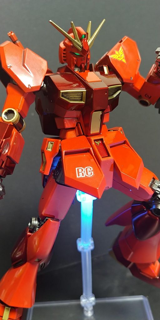 ツインアイは蛍光色を使って光るようにしました