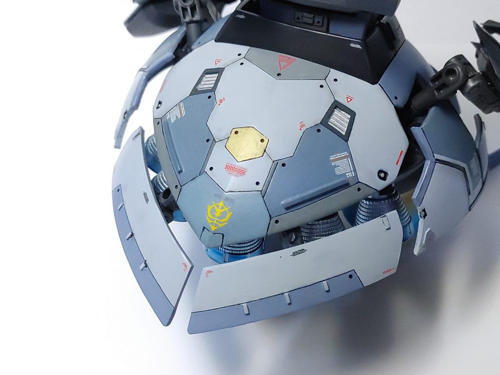 『スカート部』ジオングの最大の特徴であるこの部分は可動式に改造して色々な表情が出せるようにしました。また、じっくり時間をかけて細部の塗り分けをしています。因みに今回も全て筆塗り(全塗装)です。