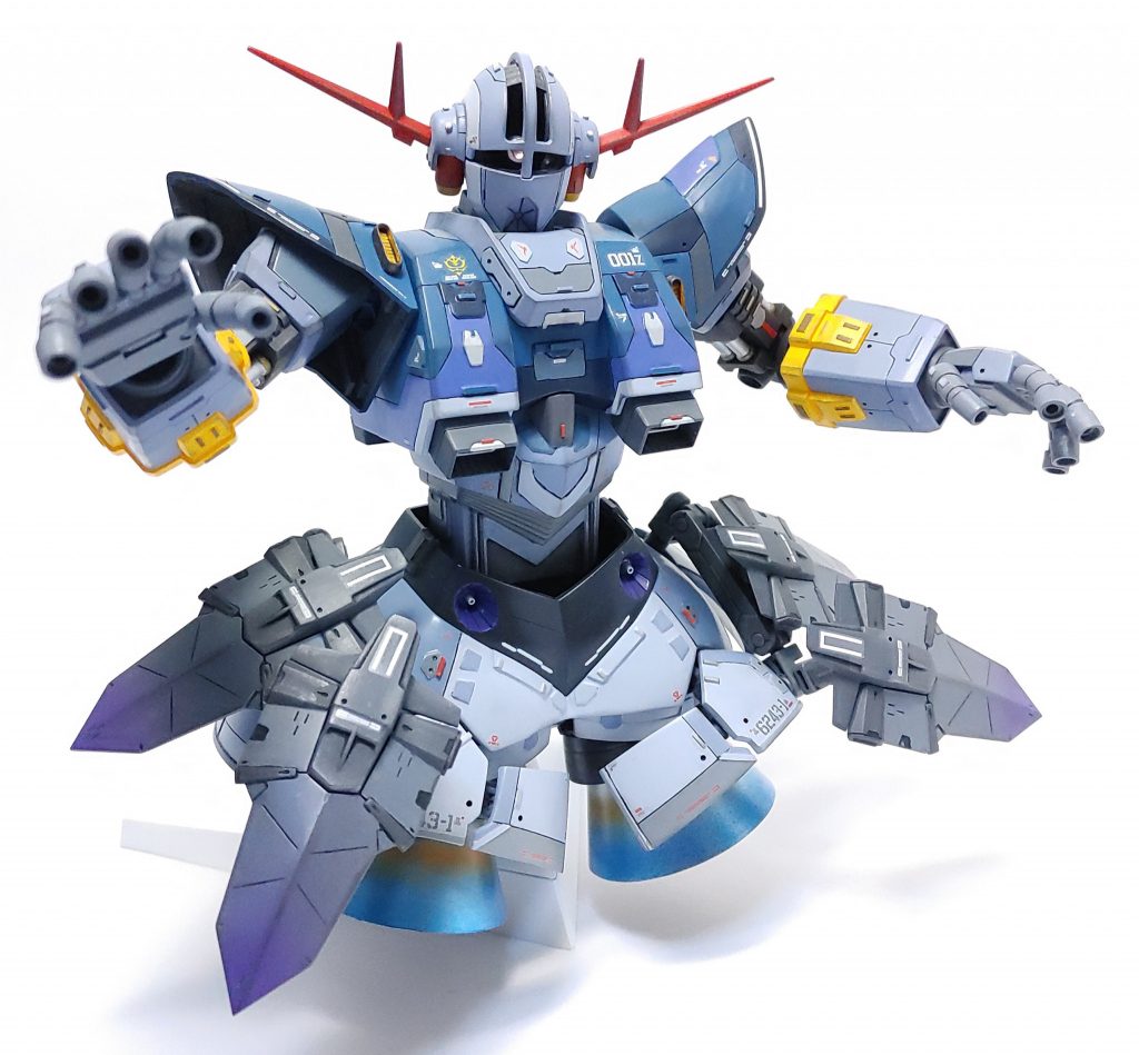 脚なんか飾りですよ。代わりに大型スラスターとコンテナファンネルを装備。胸部の幅詰めを施すのではなく、下半身部分のボリュームを増やす事でスケールダウンさせる事なくプロポーションを整えました。このように整備された状態でア・バオア・クーの決戦に臨んでいれば・・・というif設定。