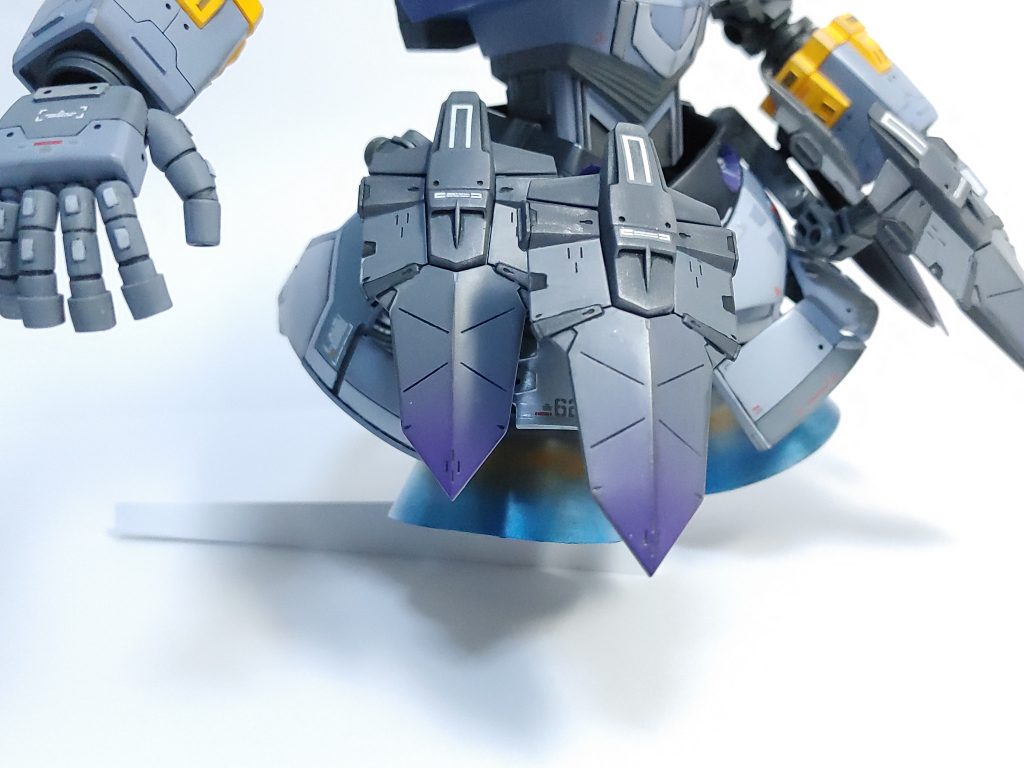 『コンテナファンネル紫とグレーのグラデーションでラスボス感を演出。