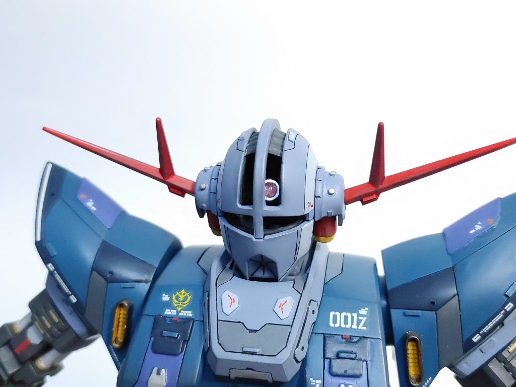 『頭部』モノアイも可動式に。スジ彫りと色分けで情報量を増やしました。頭頂部分の黒いジャバラ状の物はコーヒーフレッシュの空き容器を使用しています。良い感じですよね?