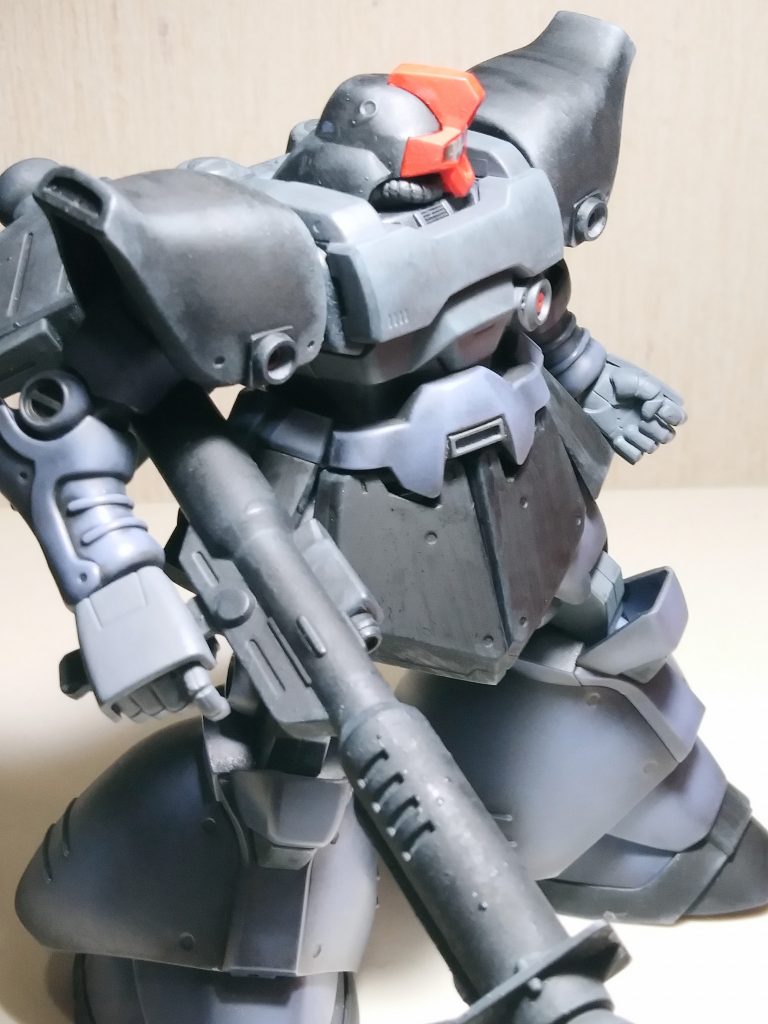 戦況を伺うドム。あっさり仕上げましたが、ドムの重厚さが勝手に威圧感を出してくれてます。キットの良さと製作者の未熟さが見事に融合しました。