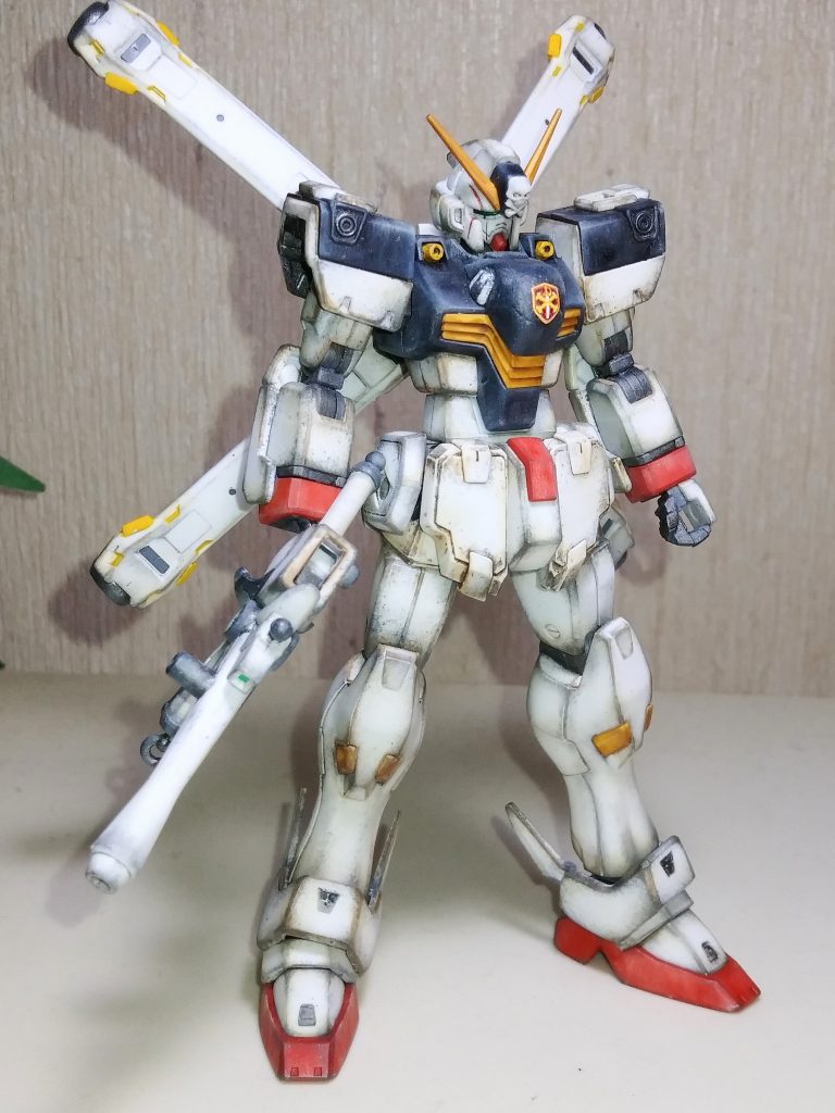 汚しは控え目とし、全体的に成型色の美しい白が活きるようにドライブラシ。メリハリを付けたく、胴体部分は艶消し黒で塗装後に青みのあるグレーでウェザリング。