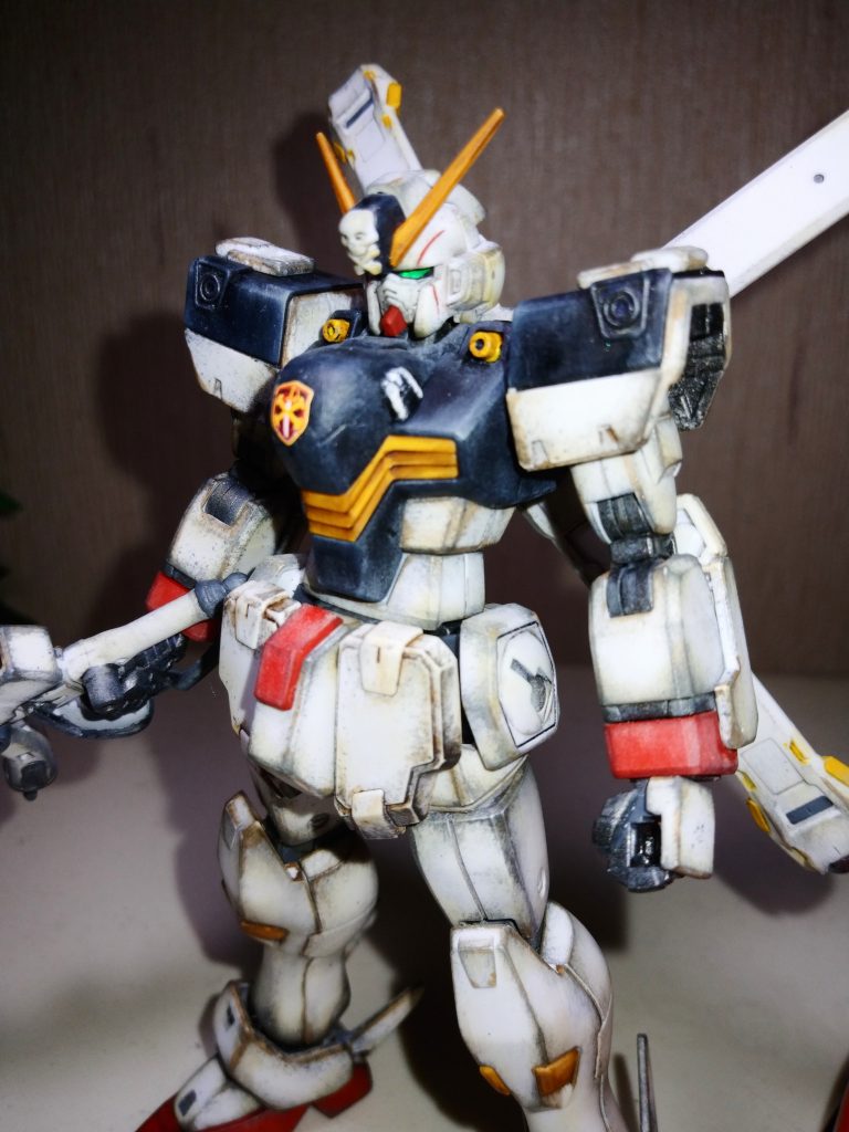 今回はイエローを調整色とし、無機質な機体に柔らかい温かみを表現してみました。