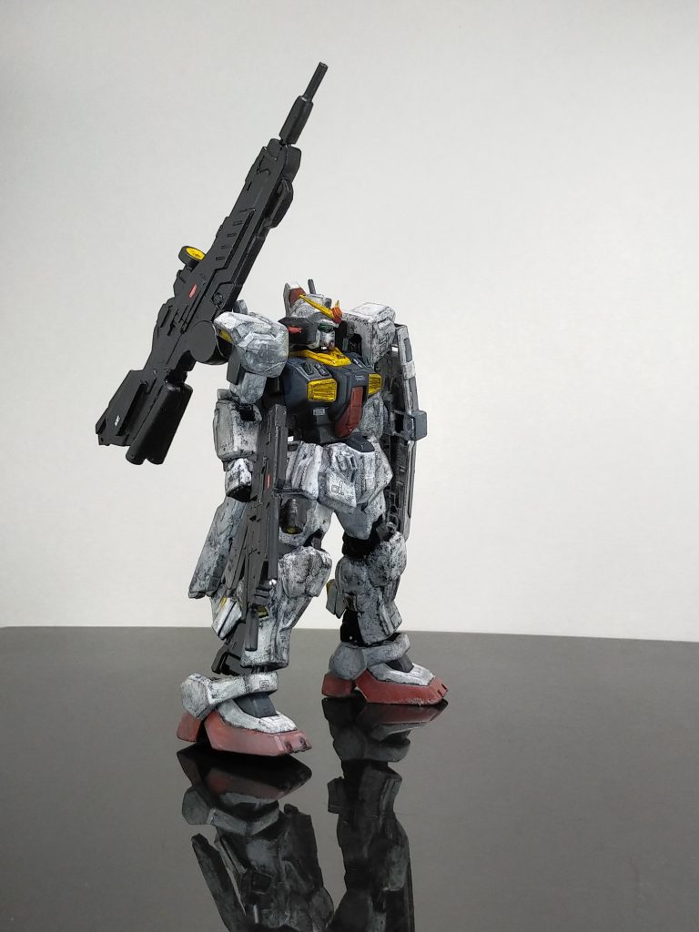 本体は今回は大分頑張りました。両肩、股関節の軸の位置を上げ、短縮化。両腕、両腕脚にも短縮化しています。首は延長しました。その他、余りランナーを削ったりプラバンカットしてディティールを上げてみたり、手を加えてみました。