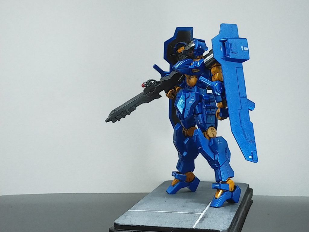 土台には100円ショップの模型用ディスプレイにタミヤ情景カラーでなんとなく滑走路をイメージしてみました。