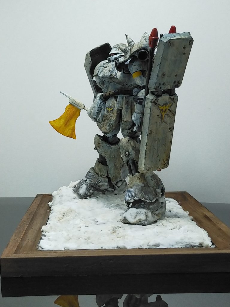 ベースのジオラマはフォトフレームを使用。コルクボードと紙粘土で土台。塗料はウエザリングマルチホワイトとウエザリングペースト等使用。重曹も使用してます。