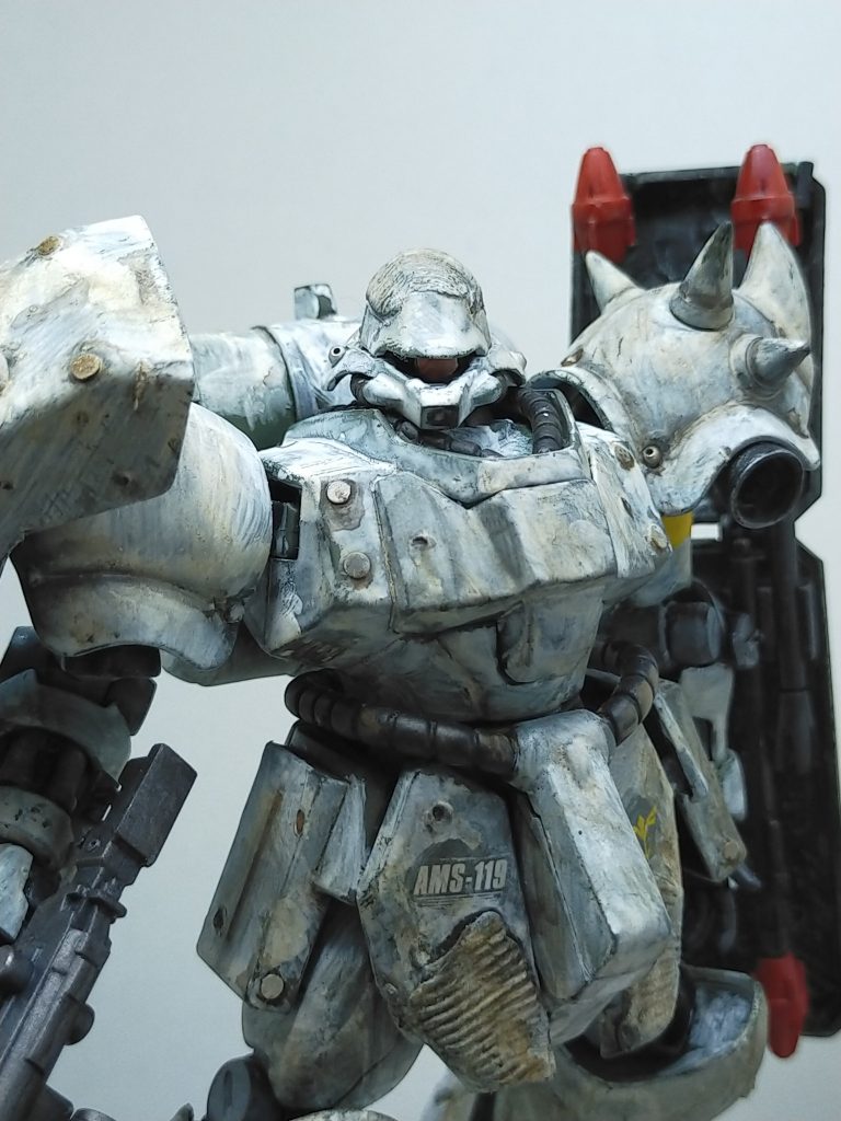 迷彩塗装はウエザリングマルチホワイトを使用。タミヤエナメルでのスミ入れ。動力パイプ等はウエザリングカラーマルチブラック。