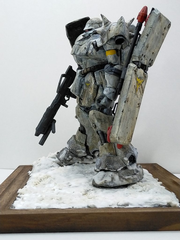 頭部やスカート部分等にはツゥメリットコーティング、ローラーは持っていないのでタミヤエナメルの塗料の蓋を利用してます。