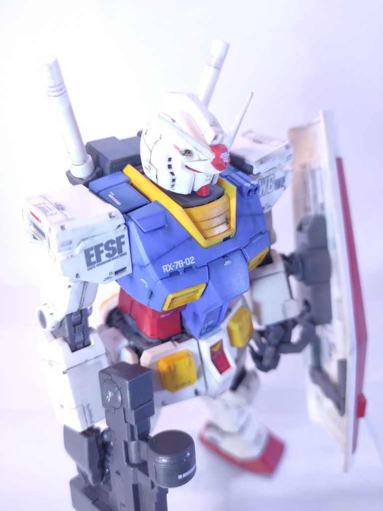 頭部、胸部にスジ彫りを追加。また各部にプラ板やチップを貼り付けてディテールアップ