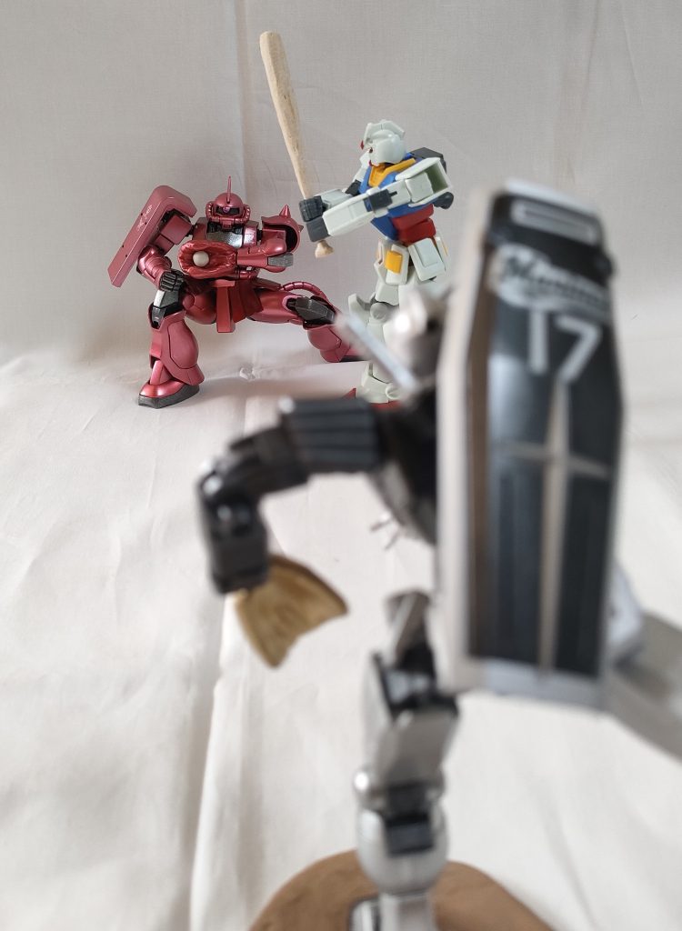 シャアザクにキャッチャーをやってもらいました。軟質パーツのおかげでかっこいいキャッチングスタイルがとれます