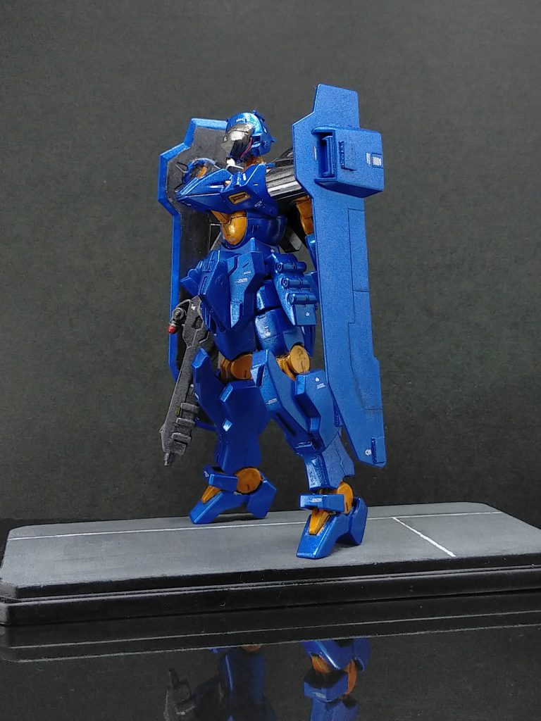 塗装プロセスは白サフ→缶スプレーのメタリックブルー金色部分は水性ホビーのゴールド、他はガンメタを使用しています。