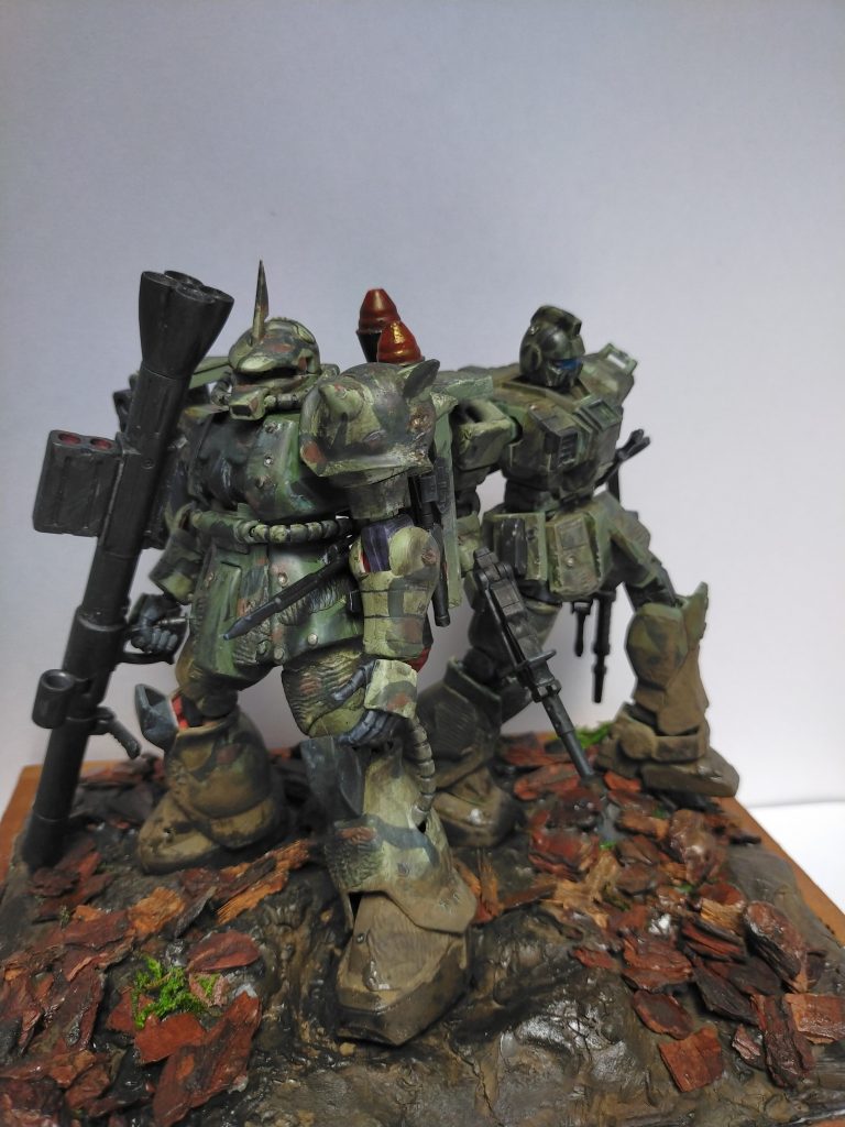 ジオラマ部分は、セリオで見つけた木製の箱。発泡スチロールで土台を作りその後に紙粘土で整形。