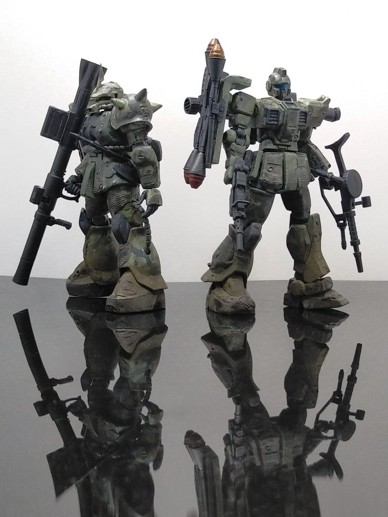 塗装はザクグリーンのスプレー缶を使い切りたかったので全体的にスプレー塗装。その後にタミヤアクリルで筆塗りで迷彩塗装。その後にウエザリングカラーで汚し塗装。