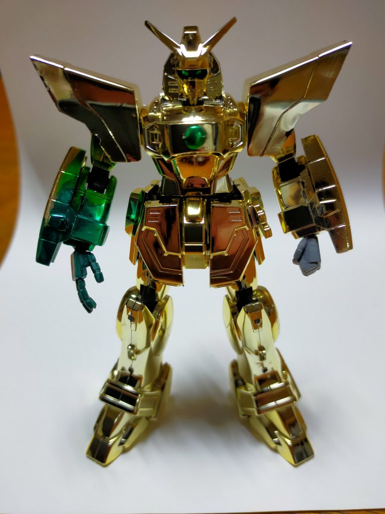 　TVアニメ放送時購入（再販はされたかな？）金メッキの1/144キットを実家にて発掘。金メッキの黄色がだいぶ薄くなった年代物です。　GUNSTAで見たシャイニングガンダムの改造をマネしてガンダムマーカーで塗装しました。 