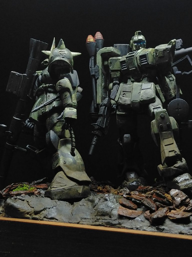 少ない物資の中で必死に戦う最前線の部隊。