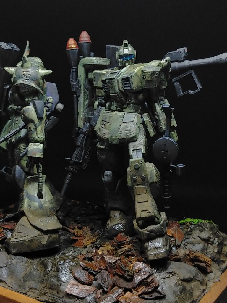 陸戦型ジムとORIGIN版シャアザクのミキシング。右手足はシャアザク。左手足は陸ジム。ジオン軍が捕獲したジムにザクのパーツと繋げて何とか前線へ～というイメージ。