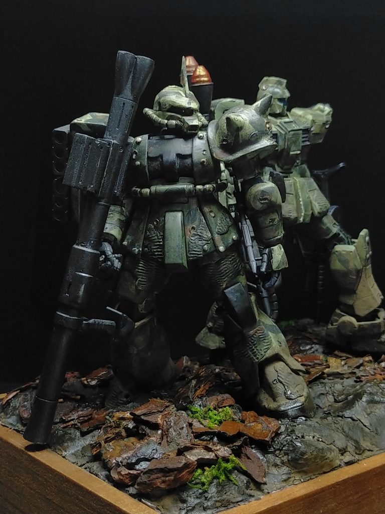 さらにガンダムカラーのスプレー缶のジオングリーンもどうやら一体分は残っている。と、これは何か作れるな。と