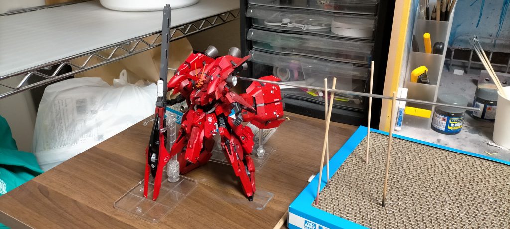 肩は一軸の真鍮線接続ですがバーニアが重くて回転してバンザイしてしまうためアルミ棒で支えながら接着中。2軸接続にして回転防止したほうが良かったか。