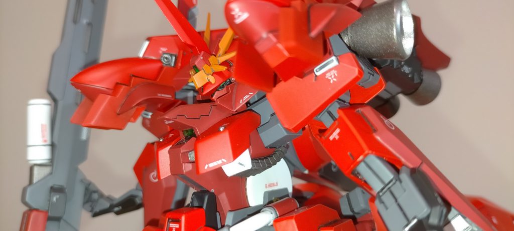 カメラアイは下から覗かないと見えないです。