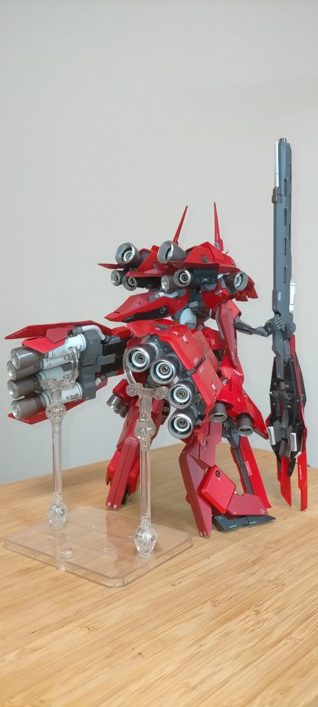 大量の大型スラスターがThe高機動って感じがしていいデザインです。