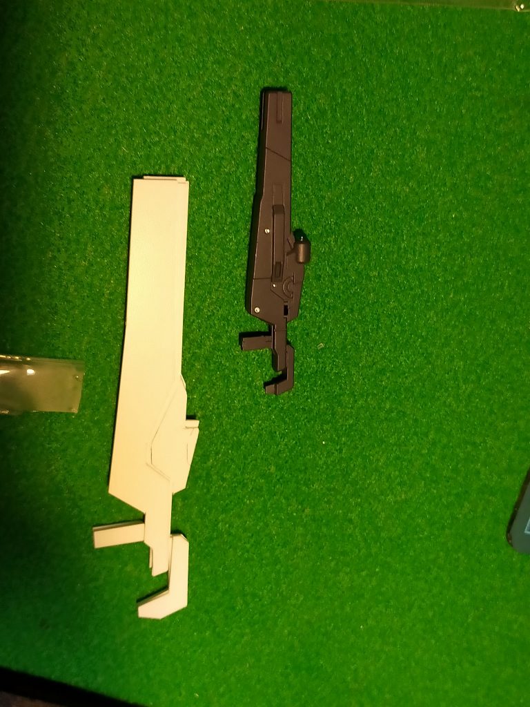 このキット組んだことある方は皆思ったのではないでしょうか?ナドレのライフルが無い!まあ、殆どの人はヴァーチェにするので気にしないかもですが。。ライフルはプラバンフルスクラッチに挑戦です。積層方式にしたので重いです。。しかし、ヴァーチェの腕だけあって余裕で保持できました。HGキットから採寸して制作。案外それっぽく出来ました。  最後まで閲覧ありがとうございました。前回の投稿で同じく最終決戦仕様のキュリオスも出していますので、今回の作品見てくださった方!見ていただけると嬉しいです。