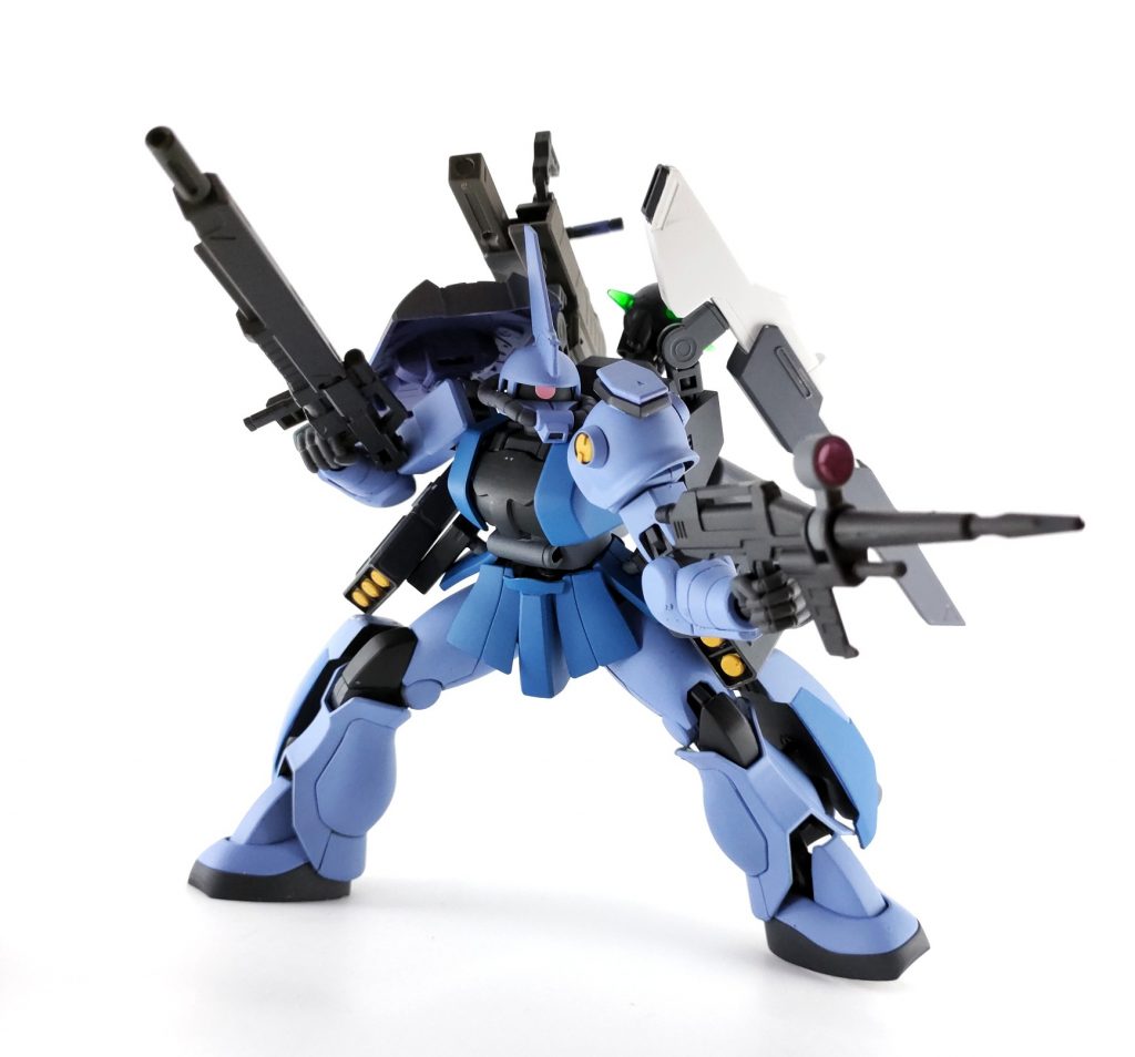 「相手の装甲や防御システムによって、有効となる攻撃方法はそれぞれ変わります。使用する武器の構成は、対戦前にしっかり確認してカスタマイズしましょう」↓物理攻撃もビーム攻撃もできるように、両腕にロングレンジライフルとビームライフルを装備しています。