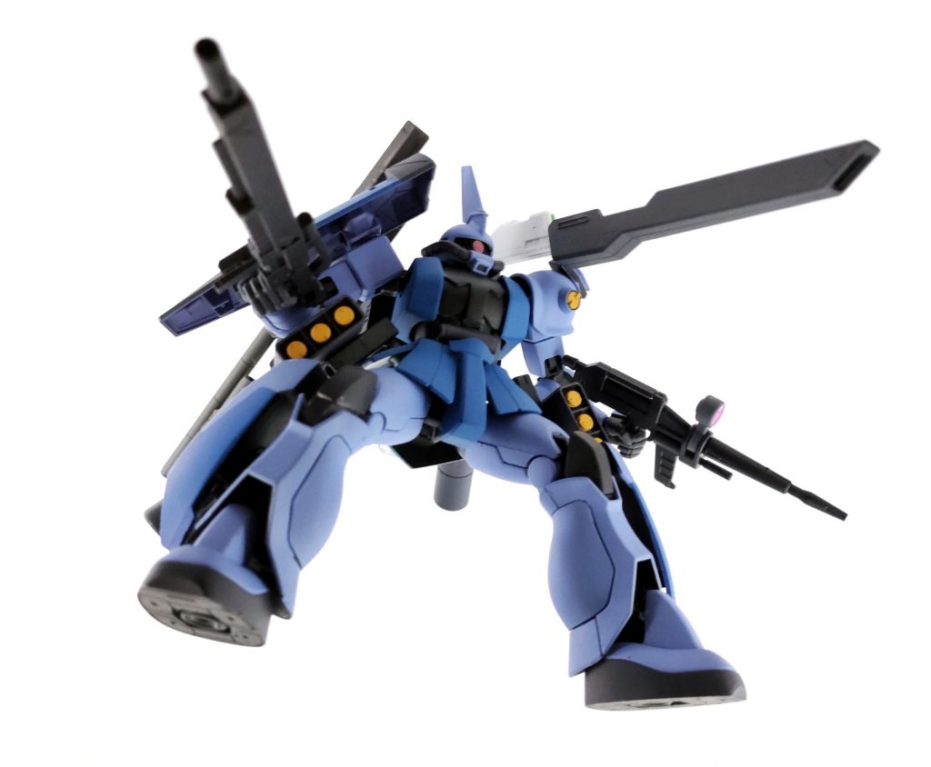 長距離へのビーム攻撃用に、左背部にサテライトキャノンを搭載しています。腰には、牽制などにも使えるミサイルを配置。