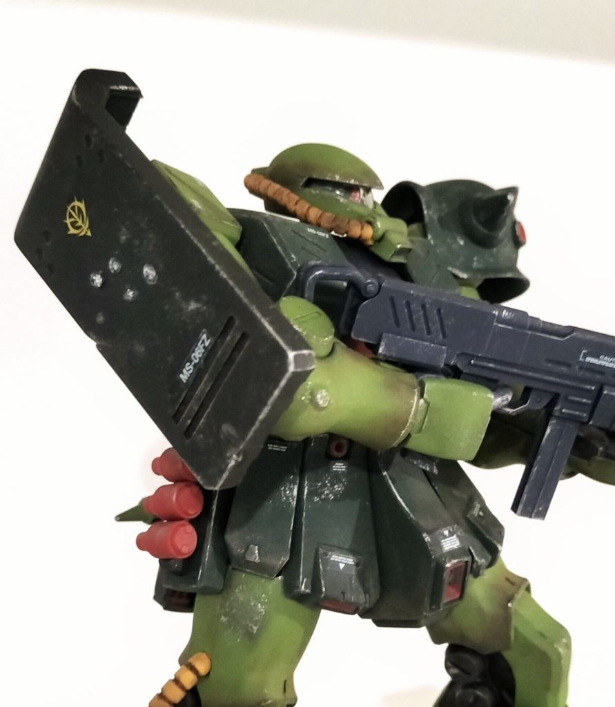 シールド:熱したシャフトを押し付けてマシンガンの弾を受けた感じに。エッジ部は少し欠けた表現を。