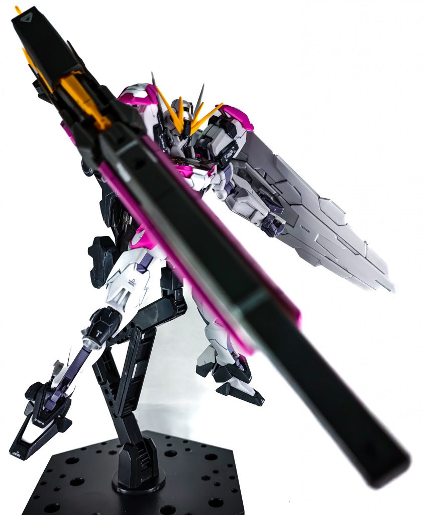 HGガンダムルブリスにEGのロングレンジファンファンネルを装備させています。ルブリスはお顔がガンダムっぽくなかったので、完成間際でアンテナも移植しました。