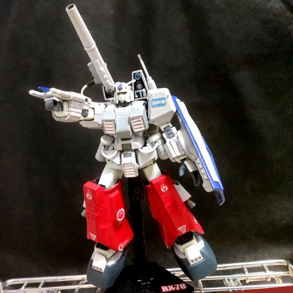 [プラモ狂四郎について]言わずもがな、ガンプラの聖書。ガンプラは自分の好き勝手につくって良いんだという理念を伝道した作品。この当時も今も、改造前提？の玩具はガンプラだけだと思います。狂四郎は結構レベルが高く、当時の私の実力では難しいものも多かった。[機体解説: パーフェクトガンダム]恐らく最古のRX-78強化案。今、様々なRX-78派生機種が登場していますが、今風のメカデザとはやっぱり違いますね。個人的に最近のデザインはMSっぽくないと思っているので、郷愁を感じます。元はアニメーターの方の落書き？[制作概要]この時、ガンプラ不足が深刻化していましたが、お年玉商戦に対応すべく、バンダイではHGガンダムを増産。何とか買うことが出来ました。少し前に、ヤフオクで制作途中のジャンクである旧キット パーフェクトガンダム1/144を入手。新HGガンダムを中身とし、旧キットを外装として脱着式で作ることにしました。足、腰、胸、ランドセル、肩、腕、最後に脚の順で作成。脱着方式には、チューブ付きの針金とプラ板を使っています。チューブは、前述の針金から針金部分を除いたものです。本体の方に取付用の穴とスリットを空けました。中身のHGガンダムは、G-3化させるため、多少色を塗ったものの基本的に未塗装、装甲は筆塗りです。今回は脚にデカールを貼ってみました。