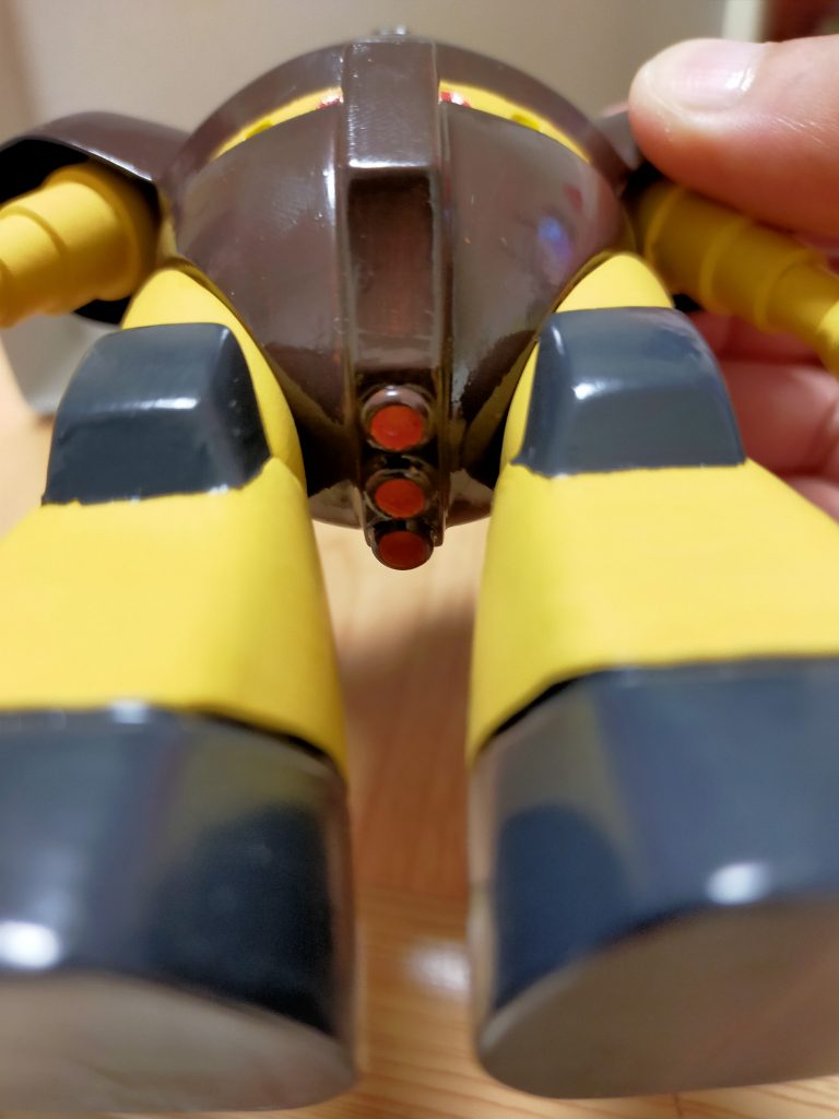 　膝のダクト（？）はプラ板で塞ぎました。腕も脚も稼働はさせず接着。ポージングは素立ちのみです。　旧キット初めて完成させましたが良いものですね。「ガンプラの歴史」を感じながら作りました。（そしてものすごく軽くてビックリ!!）　最後まで見ていただいてありがとうございますm(_ _)m