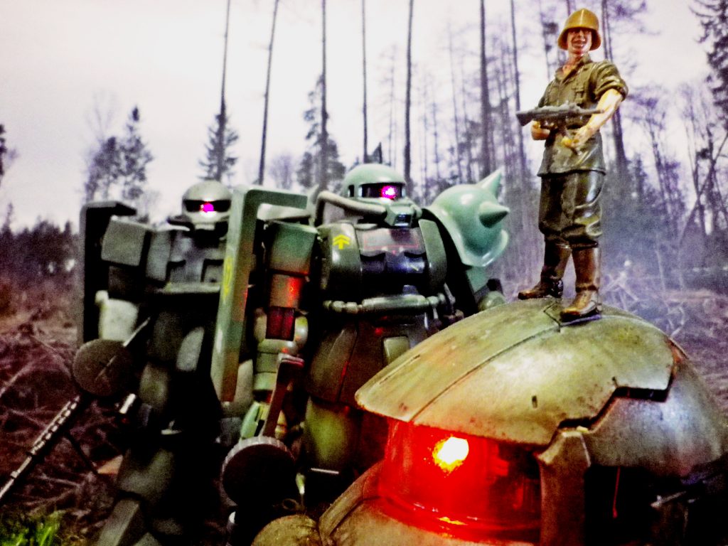 こちらはモノアイの発光の編集以外はノーマルの画像です。(ザクヘッドはミライトを使用して発光させています(笑))