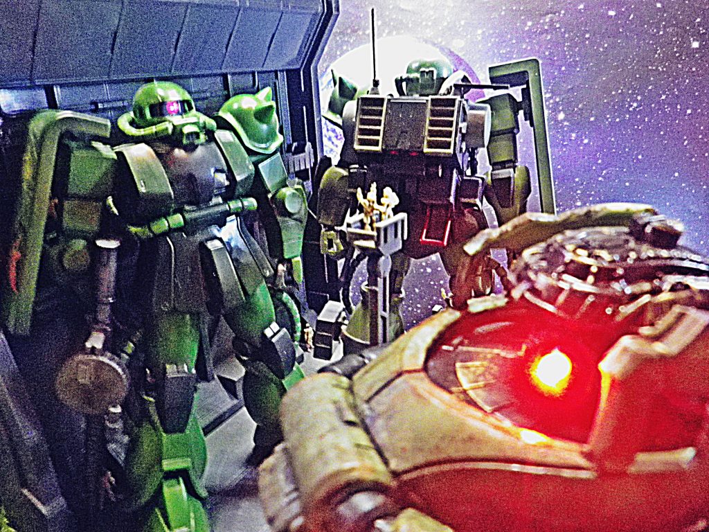 こちらの奥のザクはHGUCの(旧)量産型ザクと旧キットのMSVのマインレイヤーユニットを合わせたニコイチ完成品です。中央はFGの量産型ザクです。