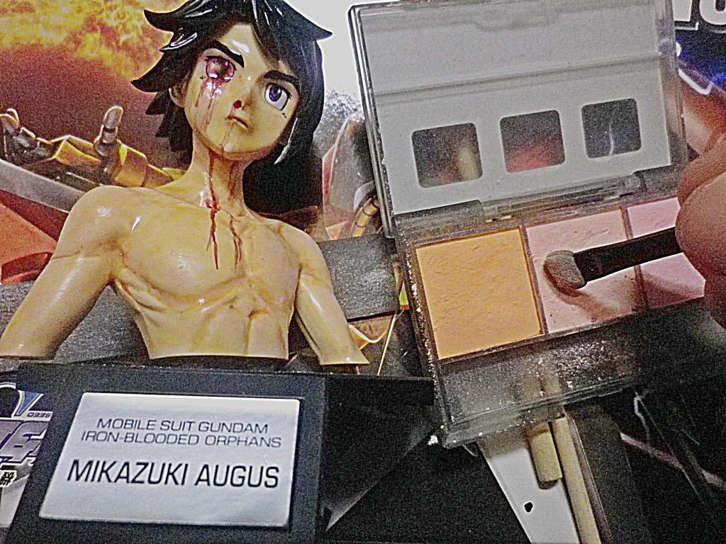 てかてかボディなのでファンデーションを?(笑)タミヤのウェザリングマスターでハイライトを入れるついでに補正します(汗)