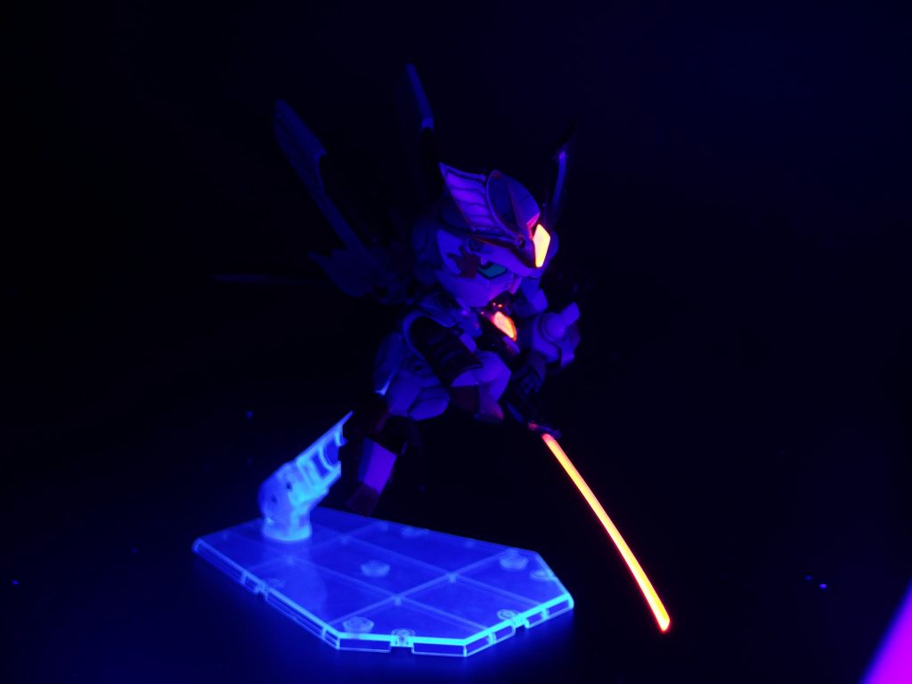 一部パーツ、クリアレジンで成形したときに蛍光カラー入れたのでブラックライトで光るっていう。