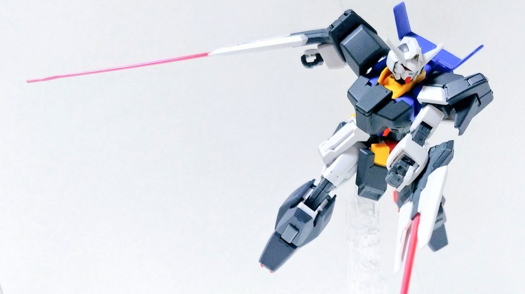 シールドライフル 両腕に装備されている攻防一体の武装。ドッズライフルとシールド、ビームサーベルの機能を組み合わせており、銃身はフラットの時に装備していた物ではなく銃口が二枚板バレル式の新型を採用している。サーベルは銃口から発振させる。