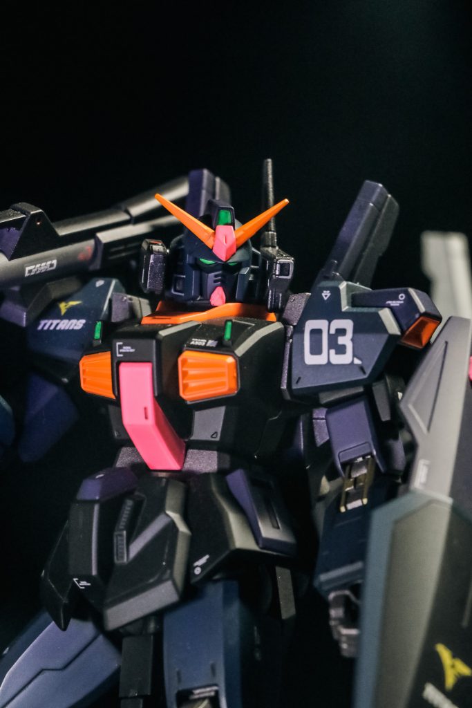 ティターンズカラーは　紫と濃いグレーの塗り分けがうまくいきました。そして、思いつきでピンクとオレンジに　ガイアの傾向クリアピンクを混ぜたら超カッコよくなりました。納得の出来です。