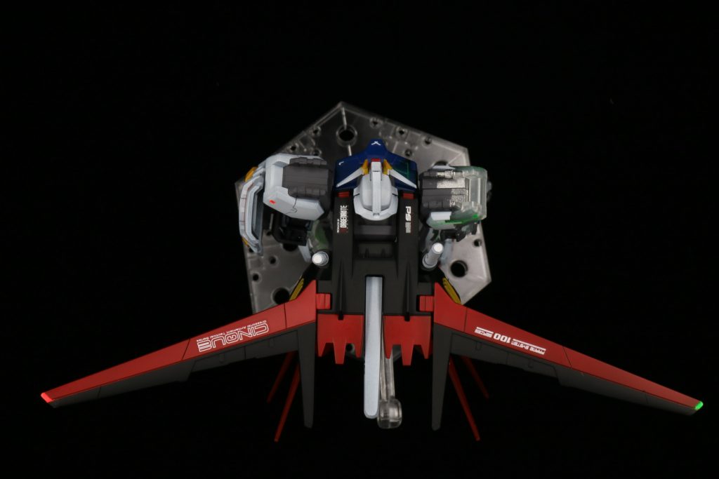 エールパックはHGCEのストライクから拝借。左右に翼端灯をつけたり、動きそうな部分に小さいプラバンを足したり、翼の一部を少しだけ削って単純なまっすぐなものからカクカクした形状にしたりと、結構いじってあります。今回作ってて、CINQUEというのがストライカーパックの換装システムのことなのを初めて知りました(汗)