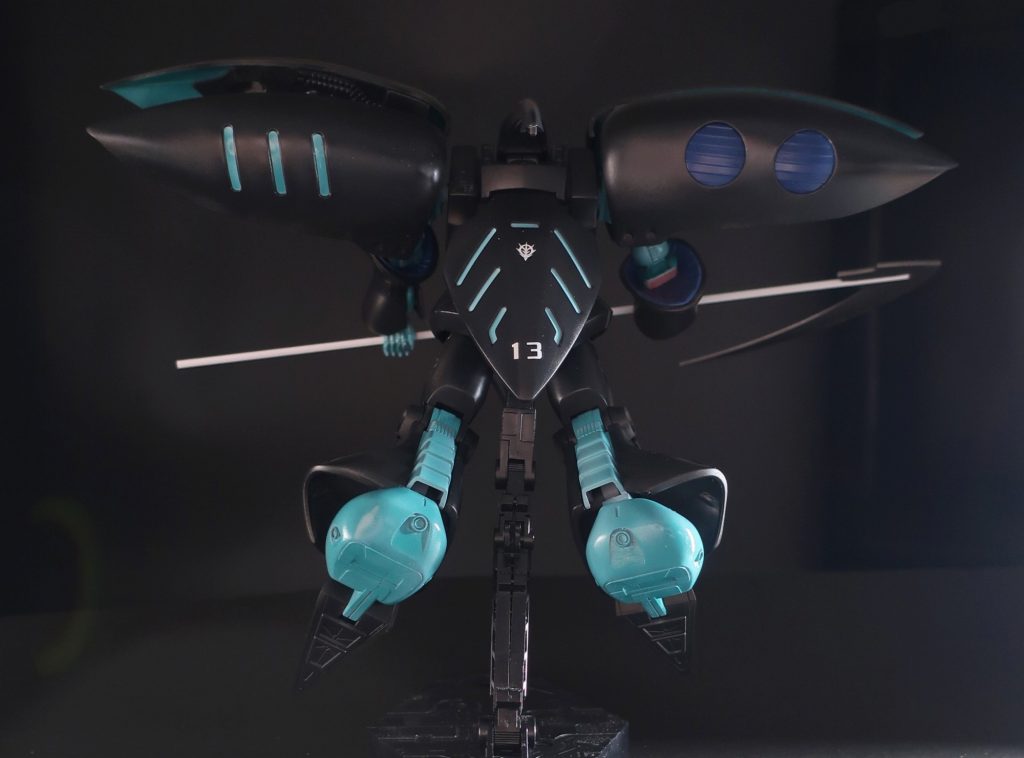 第13号機を意味する機体番号。故に13番目のプルが搭乗したと推測されます。そういえば、タロットの13番目は死神で、死神の象徴といえば大鎌です。