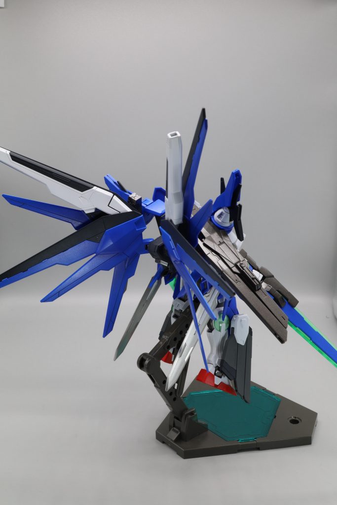 背面写真です。GNソードⅢは常時展開状態です。