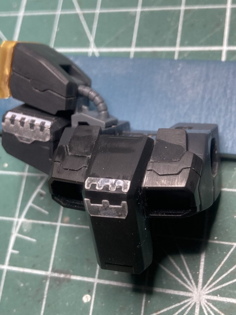 ディテールパンチを使って100均プラ板を切り出し適当に貼り付けています